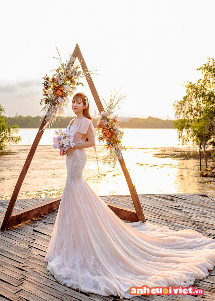 Chụp ảnh cô dâu đơn tại cạnh dòng sông thơ mộng
