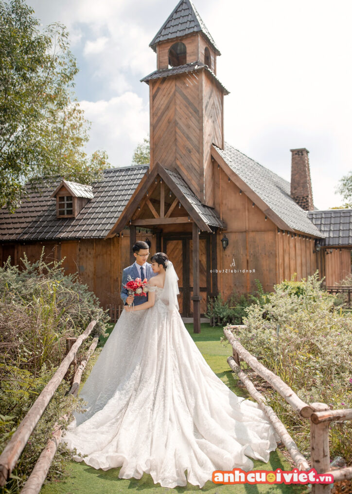 Chụp ảnh cưới tại lâu đài gỗ 