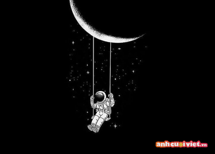 Phi hành gia nhỏ đu đưa trên chiếc xích đu bắt xuống từ mặt trăng trông thật đáng yêu.