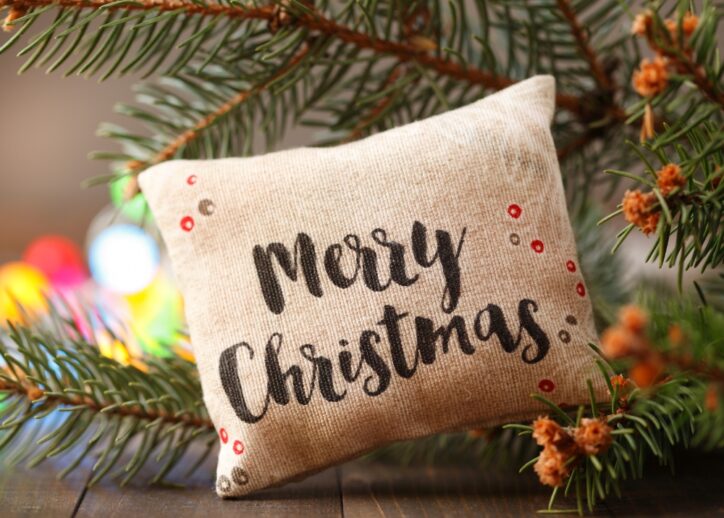 Hình merry christmas gửi đến bạn bè: Giáng sinh qua, năm mới đến, chúc mừng giáng sinh, chúc mừng năm mới. Ngàn lời chúc gửi đến bạn.