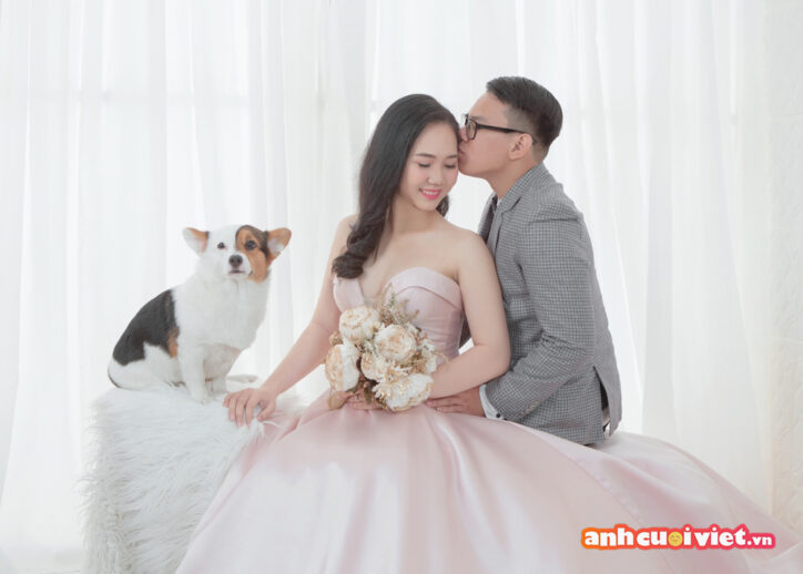 Ảnh cưới cô dâu chú rể cùng chú cún của mình