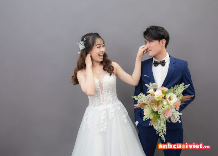 Ảnh cưới Hàn Quốc cô dâu và chú rể với phong nền trơn xám