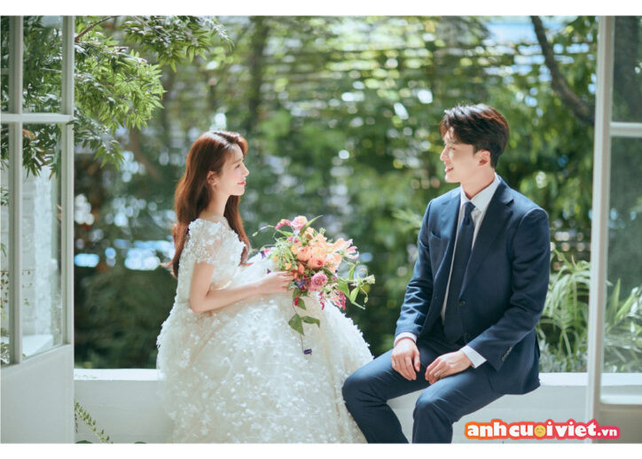 Ảnh cưới Hàn hơi hướng đơn giản, nhẹ nhàng cô dâu chú rể nhìn nhau