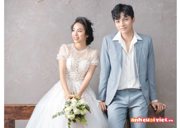 Concept chụp ảnh cưới nhẹ nhàng thanh lịch với chú rể mặc vest xanh cạnh cô dâu