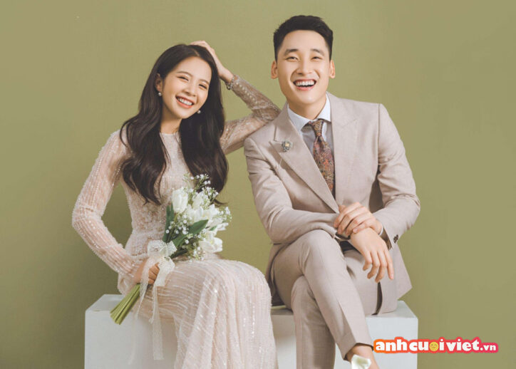Hình cặp đôi rực rỡ trong bộ đồ cưới đậm phong cách Hàn