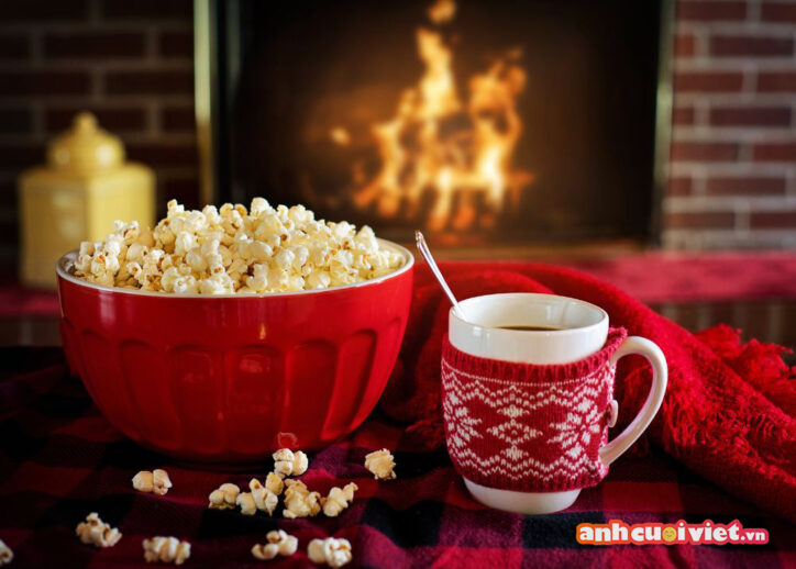 Hình ảnh mùa giáng sinh với bỏng ngô và tách cà phê bên lò sưởi