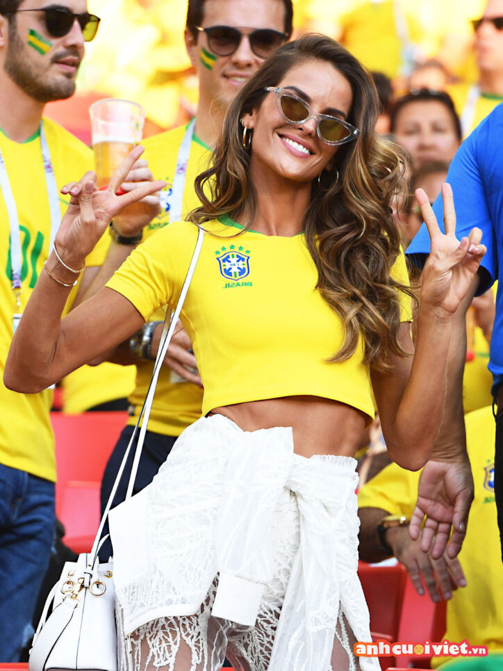 Một cổ động viên nữ của đội tuyển Brasil là một cô gái có làn da ngăm cực năng động và mang sự quyến rũ không thể lu mờ trong đám đông. Đội tuyển Brasil sẽ được tiếp sức thật nhiều trong trận đấu năm nay.