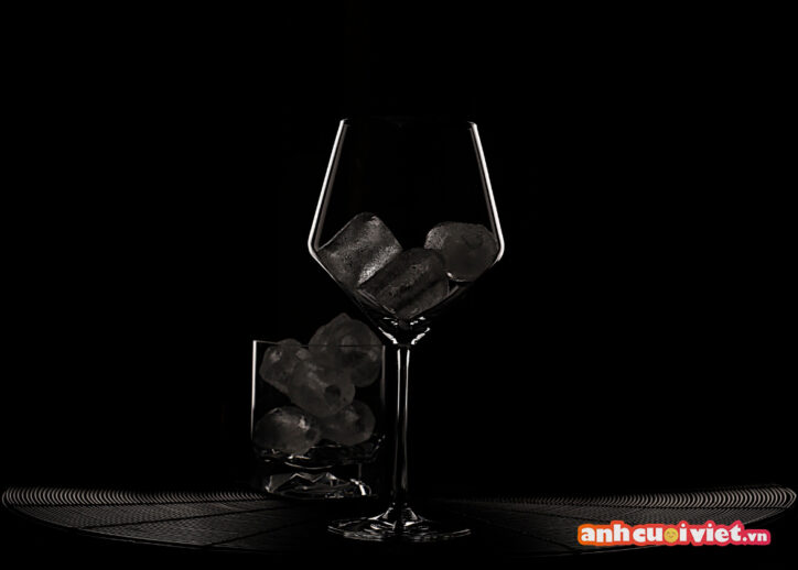 Ẩn hiện trên nền đen huyền ảo là một ly rượu. Hình nền tông màu đen thể hiện sự cô độc, mạnh mẽ và pha thêm một chút sự huyền bí. 