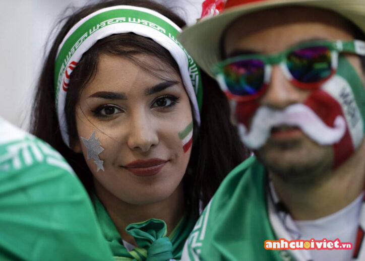 Không thể phủ nhận được nhan sắc của phụ nữ Iran, nét đẹp sắc sảo, nụ cười duyên dáng được các camera man lia được. Quả thật không uổng công khi theo dõi các mùa World Cup, vì không những được chứng kiến những đường banh đẹp mà còn được ngắm gái xinh.