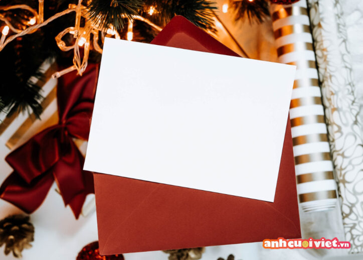 Nếu bạn không khéo tay trong việc làm thiệp giáng sinh, bạn chỉ cần ghi câu chúc vào một mảnh giấy trắng và bỏ vào một phong bì đỏ