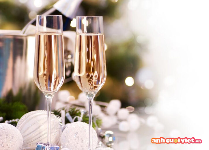 Ly rượu chung đôi với mong muốn năm mới luôn đong đầy tài lộc và hạnh phúc