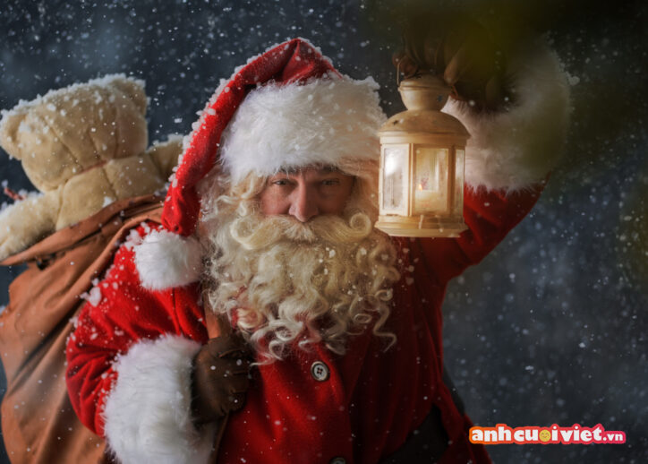 Đêm giáng sinh ông già noel mang những phần quà và niềm vui đến cho trẻ nhỏ. 