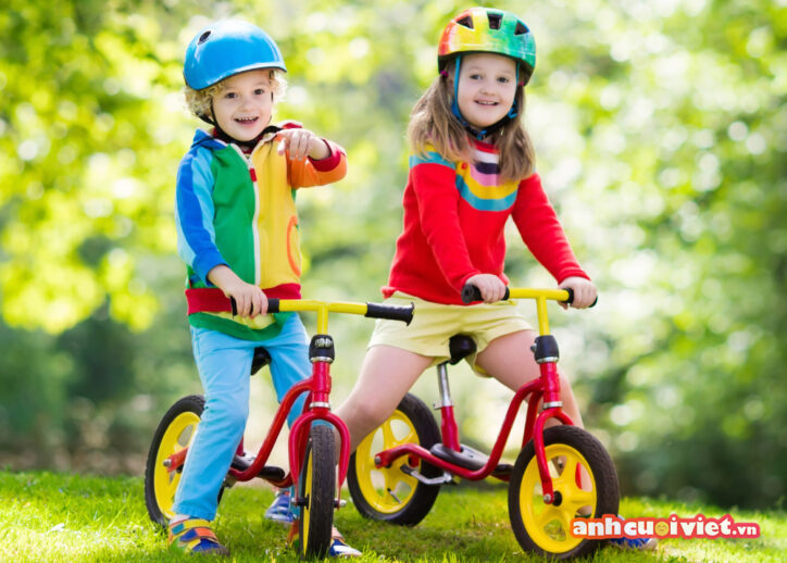 Để bé có thể rèn luyện sức khỏe với gia đình mỗi ngày thì ba mẹ nên mua xe đạp làm quà noel cho bé. 