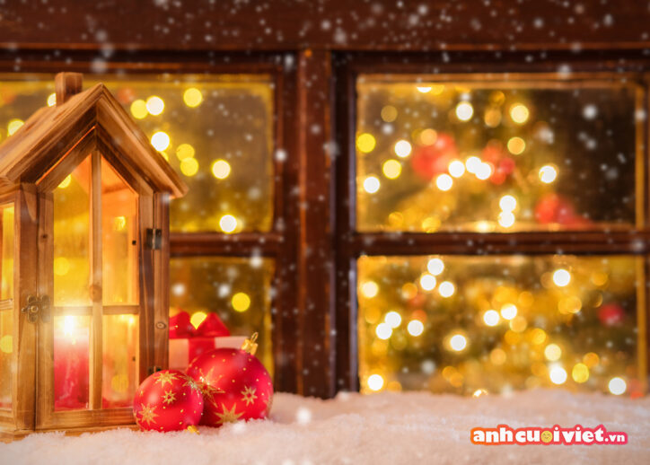 Trang trí noel cho cửa sổ phòng bạn không nên thiếu dây đèn phát sáng bởi nó sẽ mang đến cảm giác ấm áp cho những ngày mùa đông giá lạnh.