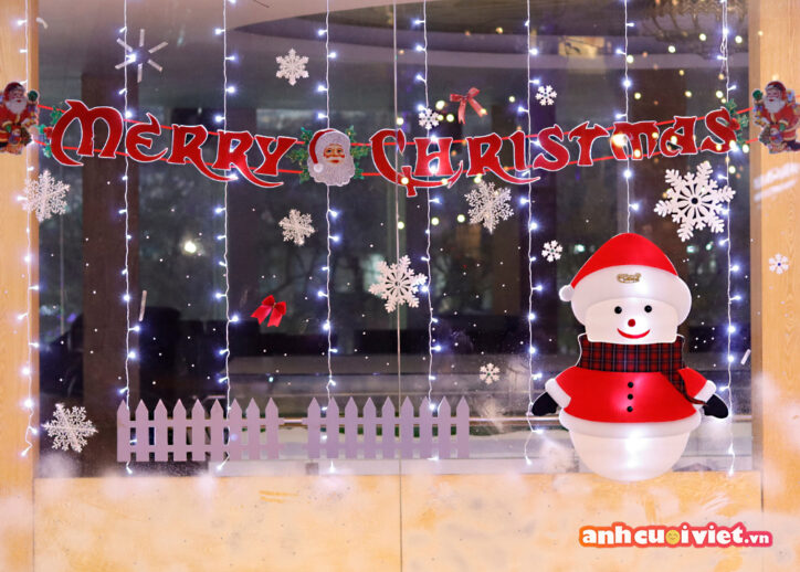 Đèn phát sáng cùng dòng chứ Merry Christmas và người tuyết mặc bộ đồ đỏ đã làm không gian phòng trở nên tươi sáng hơn trong mùa giáng sinh.