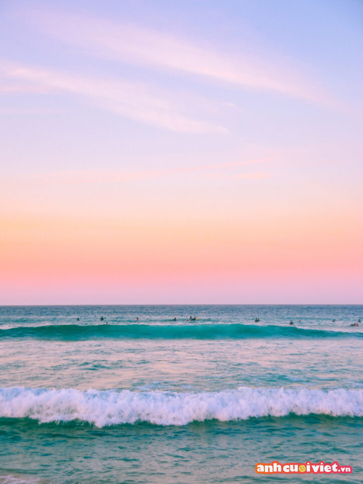 Bầu trời ửng hồng đáng yêu trên mặt biển xanh rờn sẽ là ảnh nền iphone đẹp cho mùa hè năm nay. 