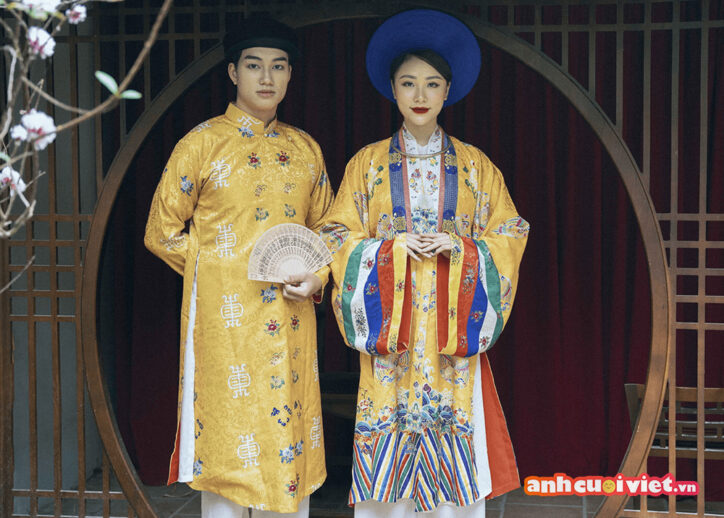 Áo dài Nhật Bình có truyền thống là trang phục dành cho giới thượng lưu thời xưa. Đặc biệt là trong hoàng cung, áo thường được sử dụng bởi các cô gái trẻ trong gia đình quý tộc khi đi lấy chồng. Hiện nay, có những cặp đôi yêu nét đẹp truyền thống cũng đã lựa chọn trang phục này vào dịp trọng đại của cuộc đời mình.