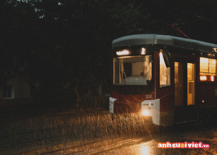 Chiếc xe buýt chạy trên đường, rẽ màn mưa để đưa những vị khách tan làm về khuya. 